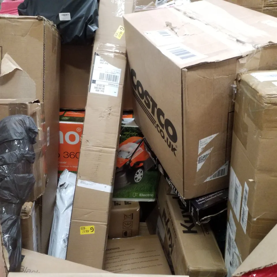 PALLET CONTAINING ASSORTED PRODUCTS INCLUDING SHOWER NICHE, CAST IRON GRIDDLE, PORTABLE BED RAILS, MOUNTING ADAPTOR & TRUNKI KIDS SUITCASE