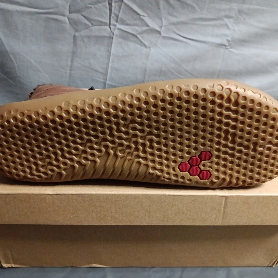 BOXED PAIR OF BROWN LEATHER WINTER BOOTS WITH FAUX FUR LINING - SIZE 45 - MENS 