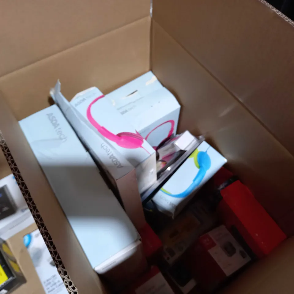 LOT OF APPROX 20 ASSORTED ELECTRICAL ITEMS TO INCLUDE: REMOTE CONTROLS, USB CABLE, RADIO 