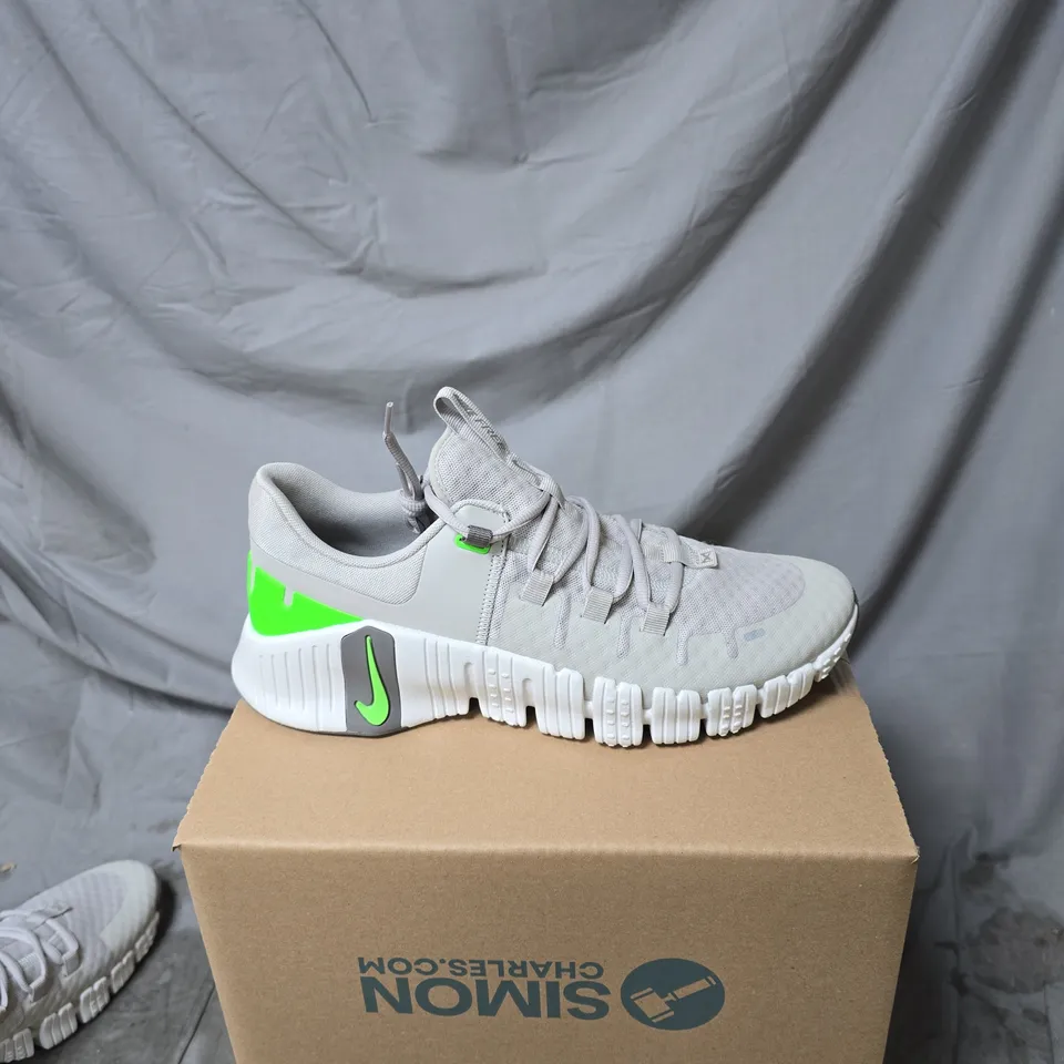 NIKE FREE GREY RUNNING SHOES WITH NEON GREEN ACCENTS – SIZE 9.5