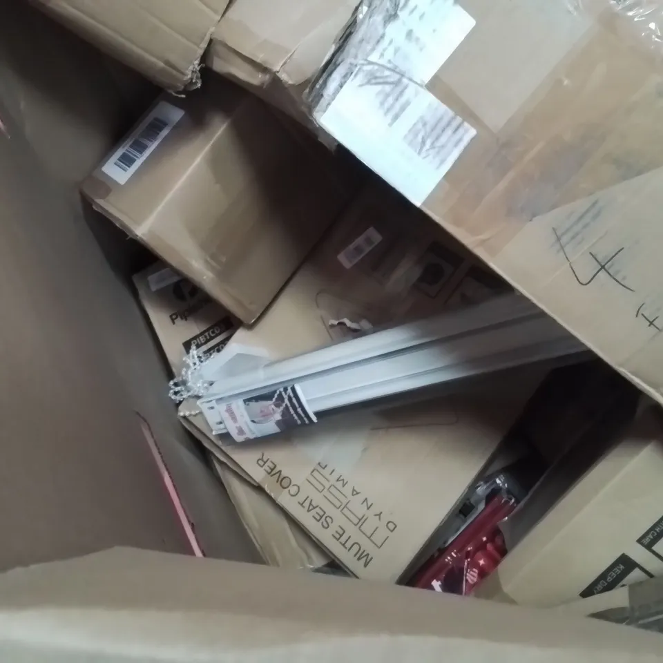 PALLET CONTAINING ASSORTED PRODUCTS INCLUDING: FABRIC WARDROBES, DOUBLE WINTER DUVET, UMBRELLAS, GAMING CHAIR (WITH DAMAGED BACK), TOILET SEAT, ZHUZHU AQUARIUM ECT