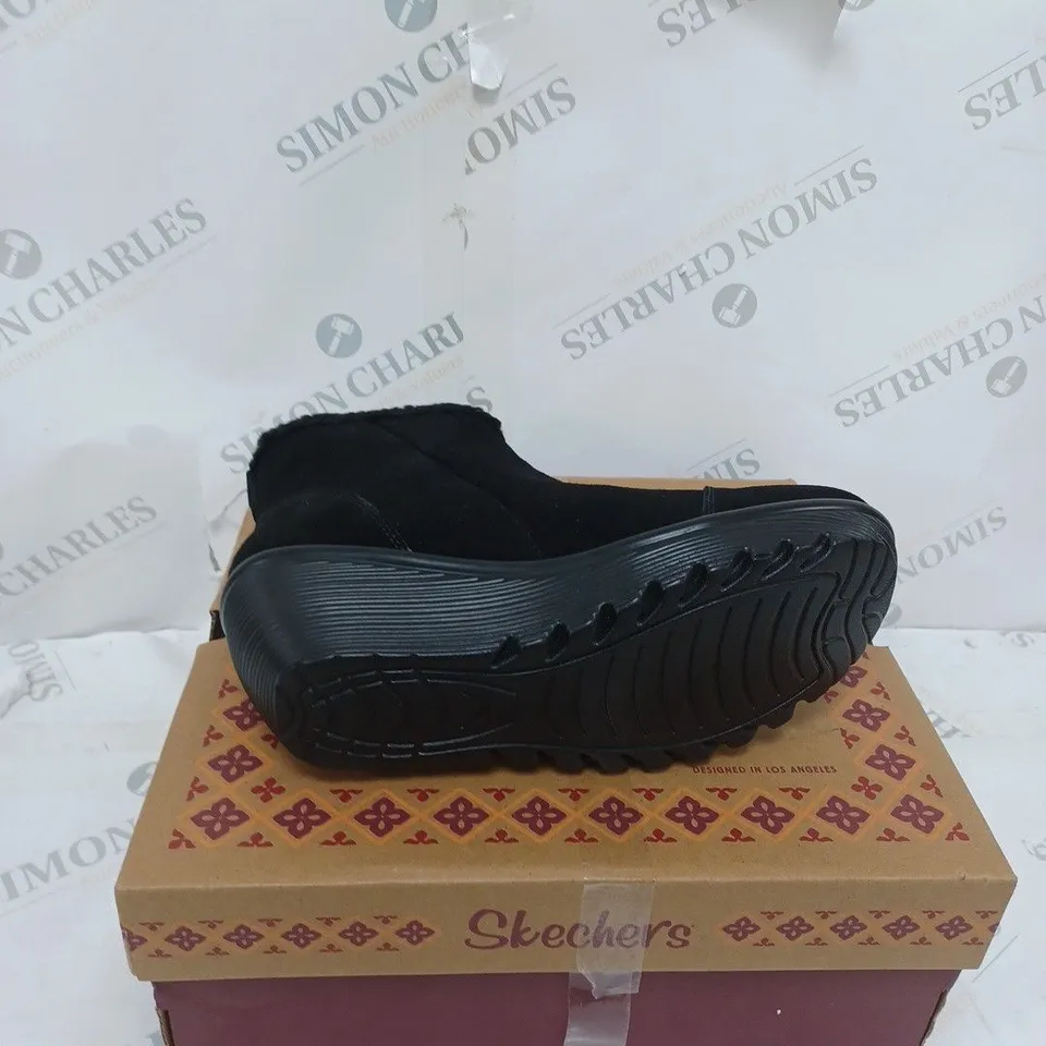 BOXED PAIR OF SKECHERS PARALLEL OFF HOURS SIDE ZIP BOOT BLACK SIZE 5.5