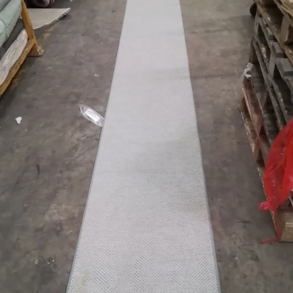 QUALITY DESIGNER AREA RUG - APPROXIMATELY 590X60CM