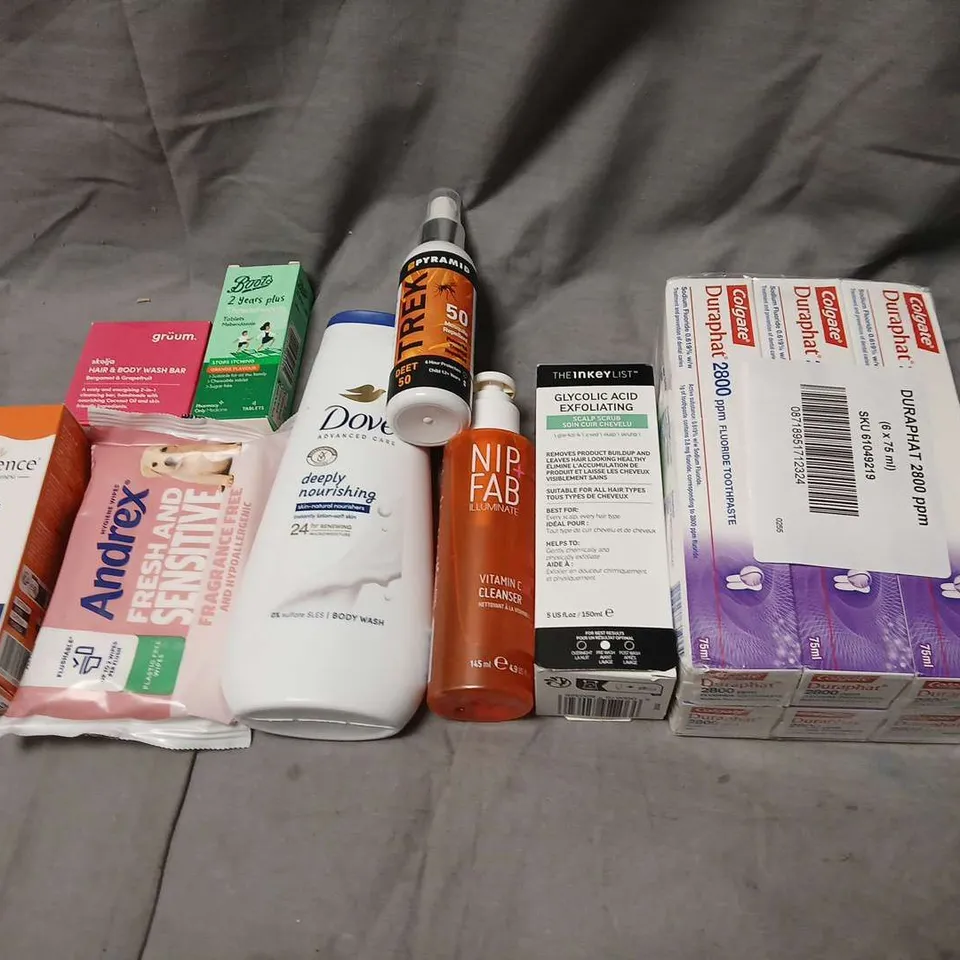 BOX OF APPROX 15 ASSORTED HEALTH & BEAUTY ITEMS TO INCLUDE : DOVE BODY WASH; NIP + FAB VITAMIN C CLEANSER; THE INKEY LIST GLYCOLIC ACID EXFOLIATING; ANDREX & FLORENCE TOILETRIES