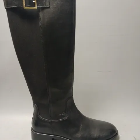 BOXED PAIR OF CARVELA KNEE-HIGH BOOTS IN BLACK EU SIZE 39