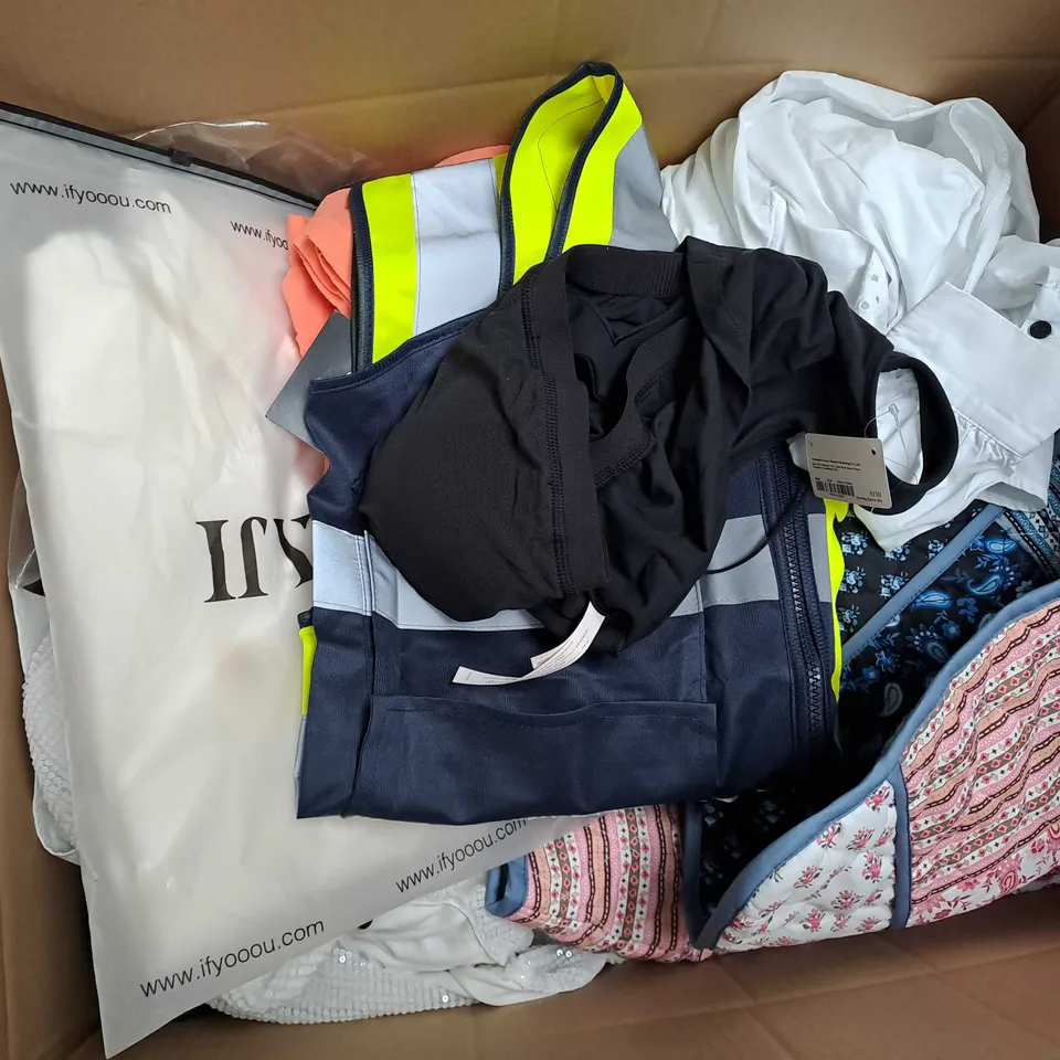 APPROXIMATELY 30 ASSORTED CLOTHING ITEMS IN VARIOUS SIZES TO INCLUDE - PURSE , HI-VIS , JACKET ETC