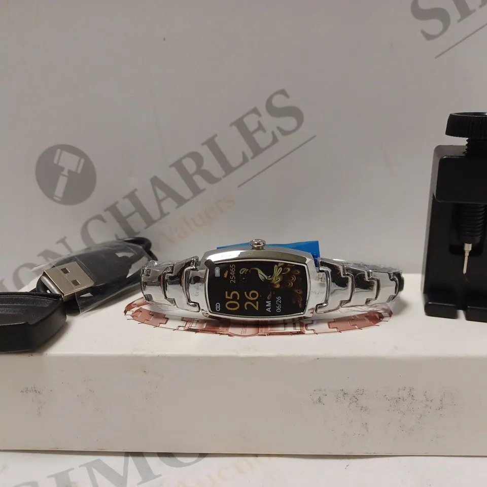 BOXED SILVER SMART WATCH AND ACCESSORIES 