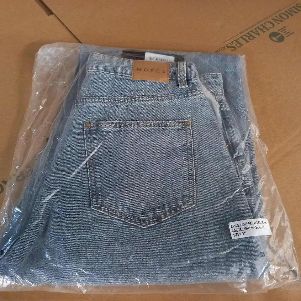 MOTEL PARALLEL JEANS IN LIGHT WASH BLUE - L/31L