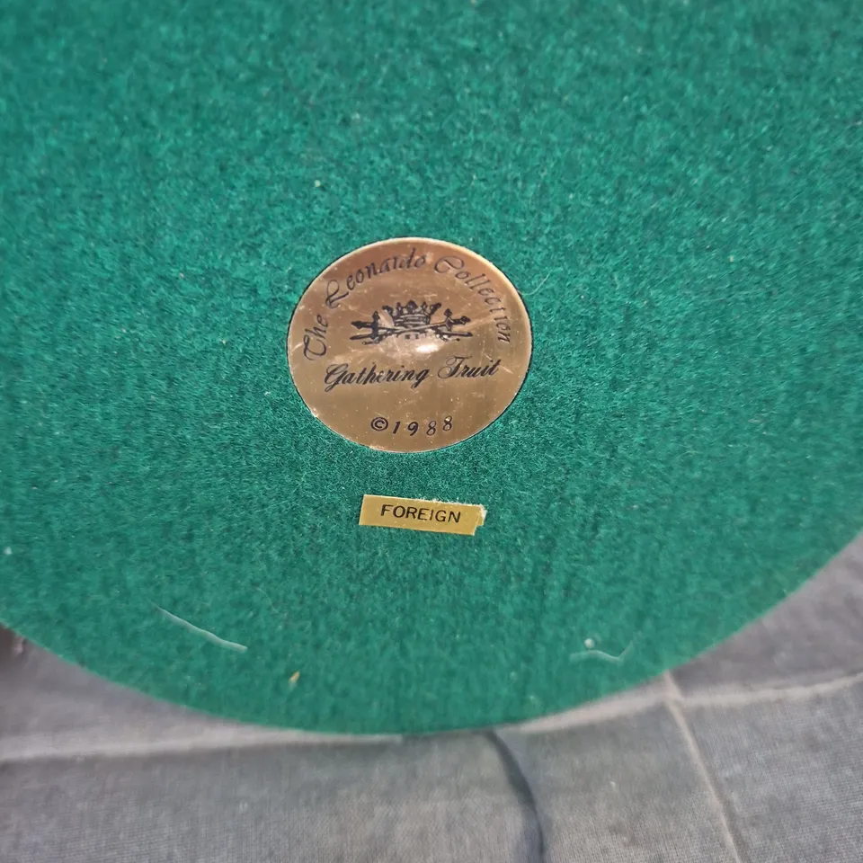 THE LEONARDO COLLECTION GATHERING FRUIT FIGURINE (1988)