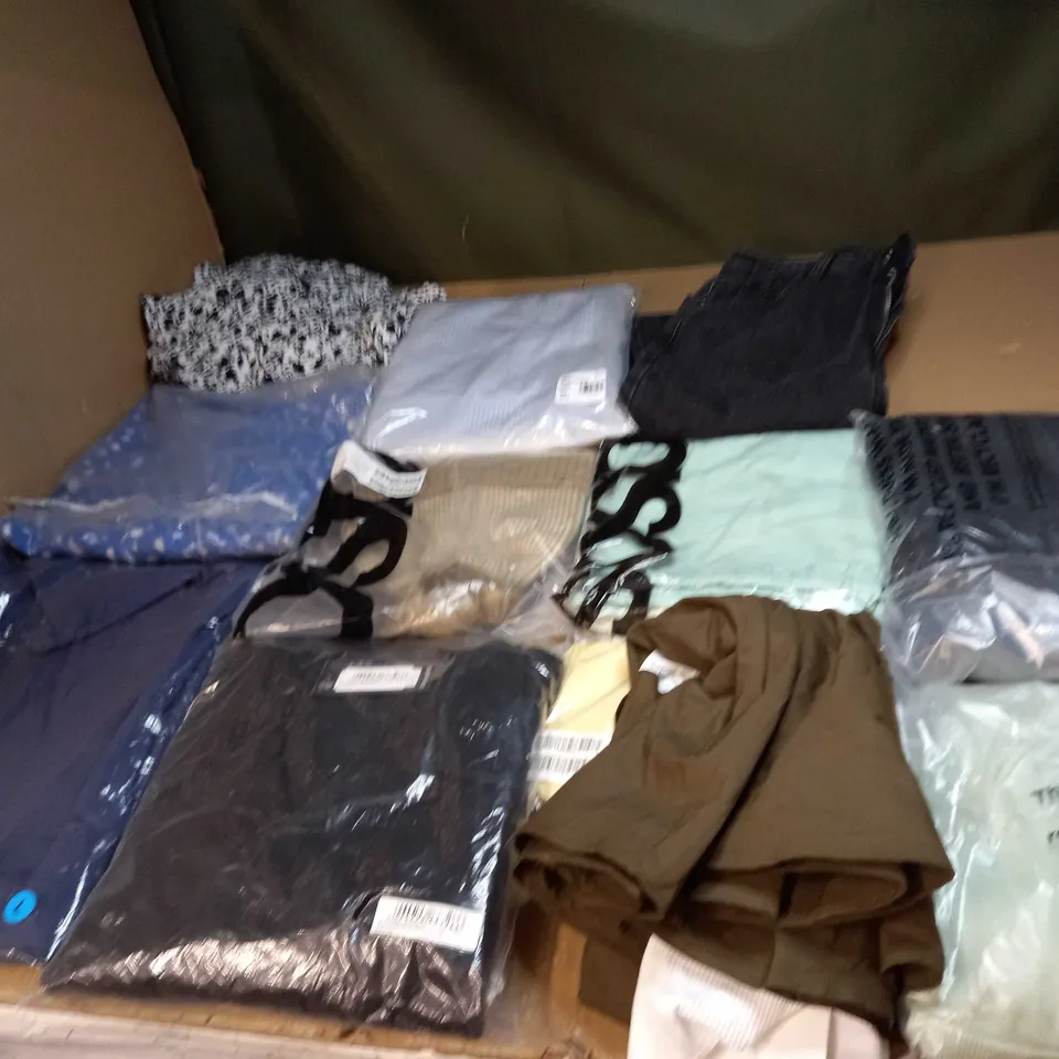 LOT OF A SIGNIFICANT QUANTITY OF ASSORTED CLOTHING AND ACCESSORIES TO INCLUDE; T-SHIRTS, JUMPERS ETC