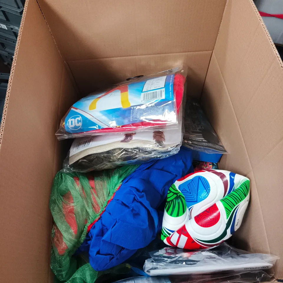 BOX OF APPROXIMATELY 30 ASSORTED TOY/GAME ITEMS TO INCLUDE FANCY DRESS COSTUMES, WARHAMMER, FIFA FOOTBALL, BALLS AND CUPS ETC