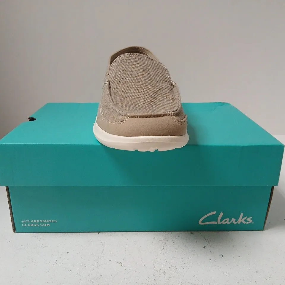 BOXED PAIR OF CLARKS HOLOCOMBE EASY SHOES IN STONE SIZE UK 9
