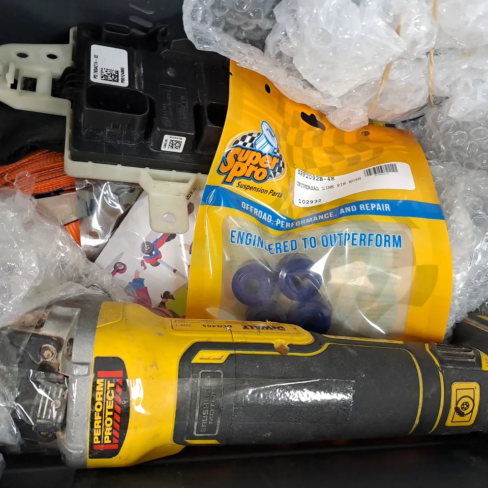 APPROXIMATELY 5 ASSORTED CAR PARTS AND ACCESSORY ITEMS TO INCLUDE CHIPEX PAINT CHIP REPAIR SYSTEM, CARBON PRINT PERMIT HOLDER, ETC