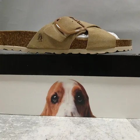BOXED PAIR OF HUSH PUPPIES BECKY MULE SANDALS IN TAUPE SIZE UK 6