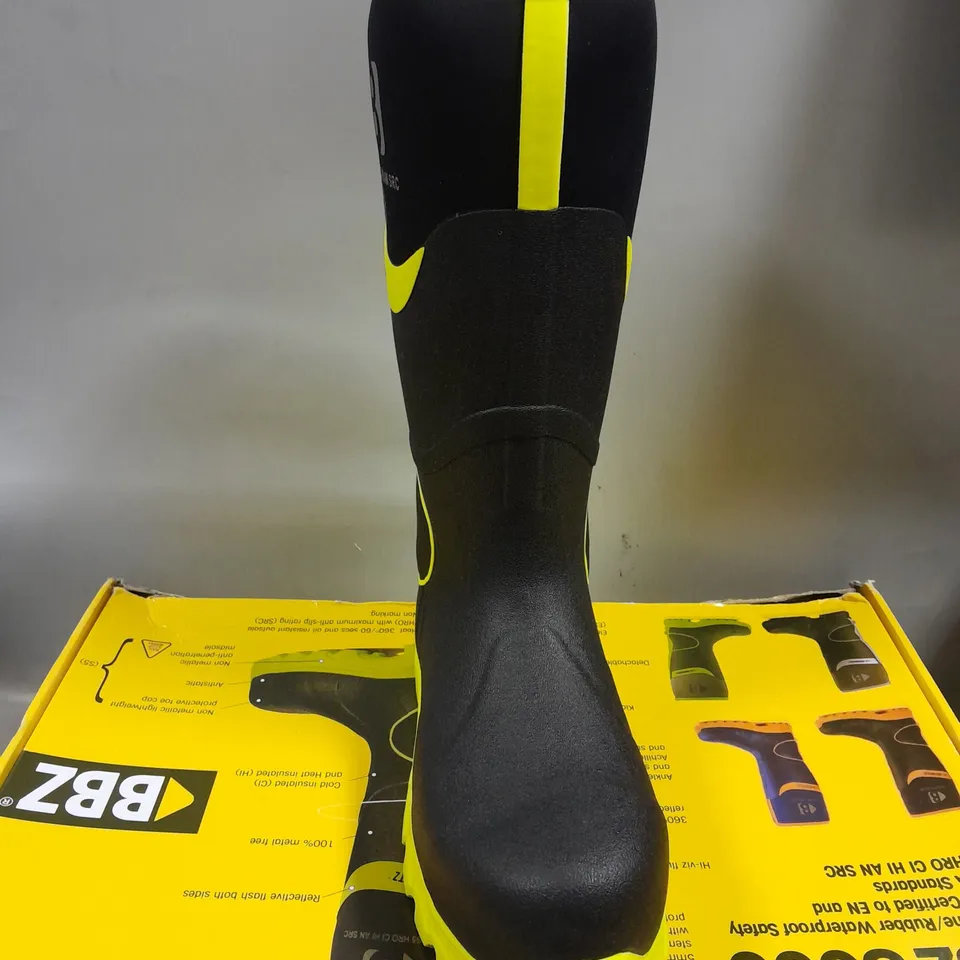 BOXED PAIR OF BUCKBOOTZ RUBBER NEOPRENE WATERPROOF KNEE HIGH BOOT IN BLACK/YELLOW SIZE 10