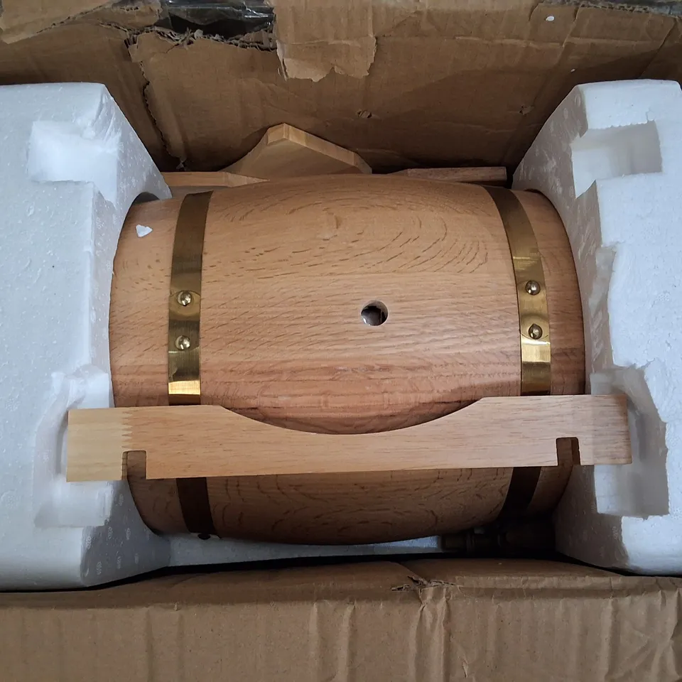 PALLET OF ASSORTED ITEMS TO INCLUDE BARREL THEMED ITEM, STORAGE RACK AND LIDDED BASIN