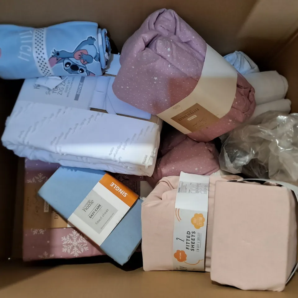 LOT OF APPROXIMATELY 17 ASSORTED BEDDING AND SOFT FURNISHING ITEMS TO INCLUDE DUVETS AND SHEETS 