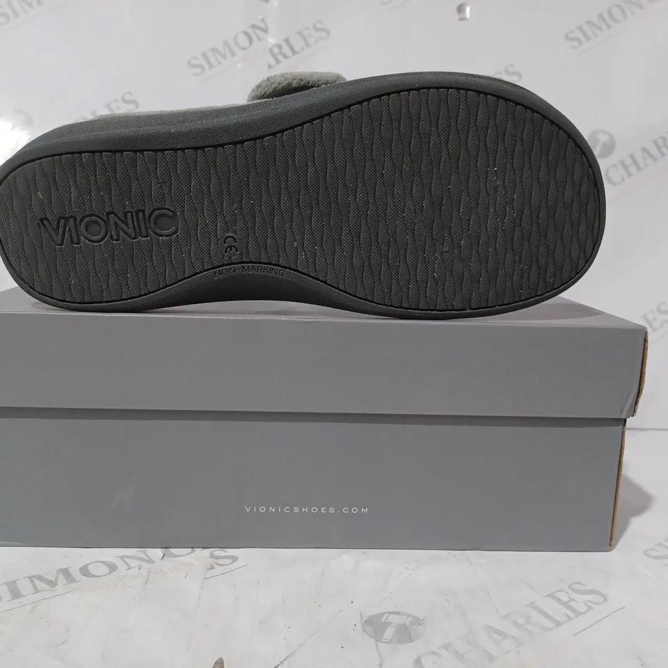 BOXED PAIR OF VIONIC SLIPPERS IN LIGHT GREY SIZE 8
