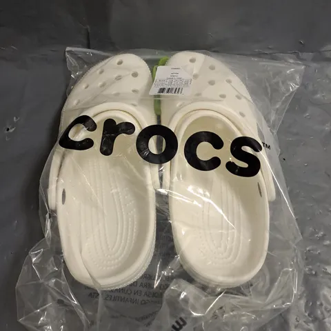 PAIR OF CROCS CLASSIC CLOGS IN WHITE SIZE UK M5/M6