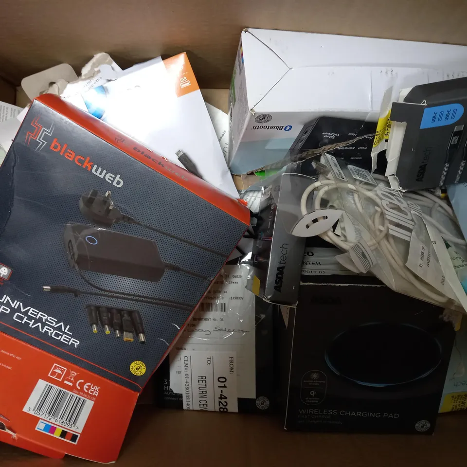 APPROXIMATELY 20 ASSORTED ITEMS TO INCLUDE HDTV INDOOR AERIAL, DAB RADIO, SELFIE STICK ETC. 