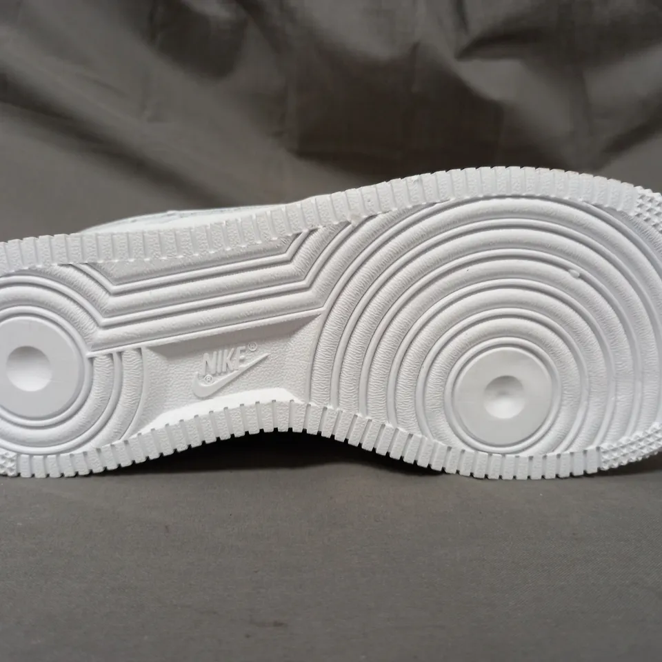 PAIR OF NIKE AIR FORCE 1 SHOES IN WHITE UK SIZE 4.5