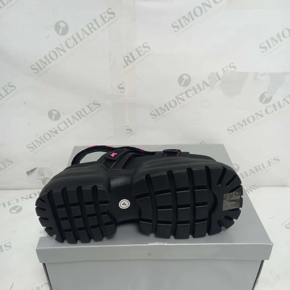 BOXED PAIR OF KOI FOOTWEAR FAKE FEELINGS CHUNKY SANDALS IN BLACK/PINK- SIZE 4