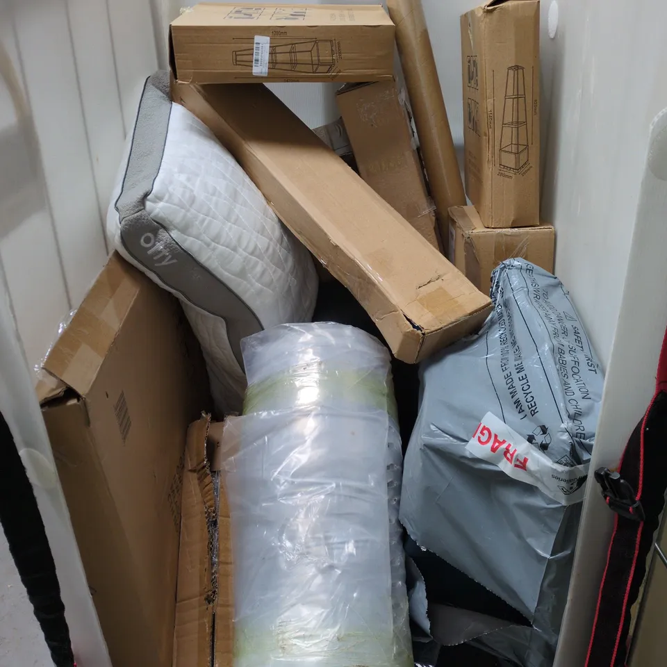 CAGE OF APPROXIMATELY 15 ASSORTED HOUSEHOLD ITEMS TO INCLUDE - WHAM WASHING UP BOWL - SINK TIDY AND A DRAINER - COLLECTION ONLY