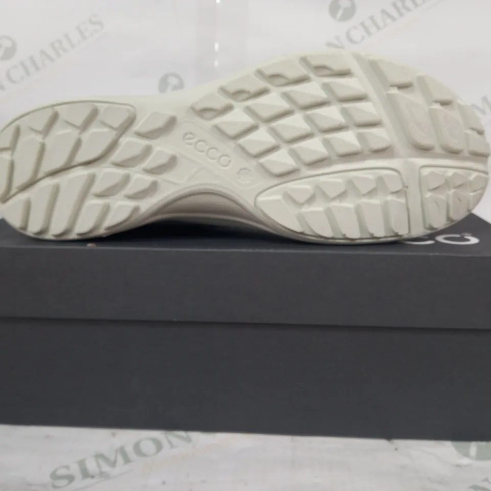 BOXED PAIR OF ECCO TERRACRUISE SHOES IN GREY/SALMON UK SIZE 6.5-7