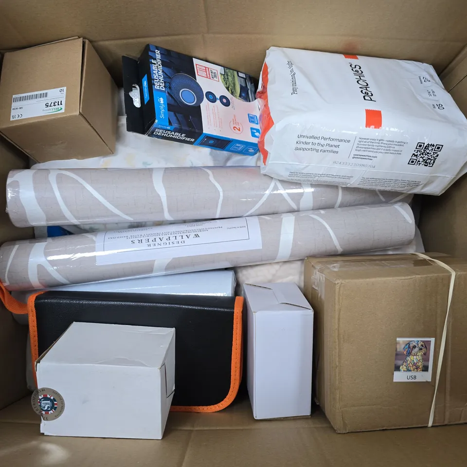 APPROXIMATELY 20 ASSORTED HOUSEHOLD PRODUCTS TO INCLUDE WALLPAPER, REUSABLE DEHUMIDIFIER, MAGIC SOFA COVER, ETC - COLLECTION ONLY