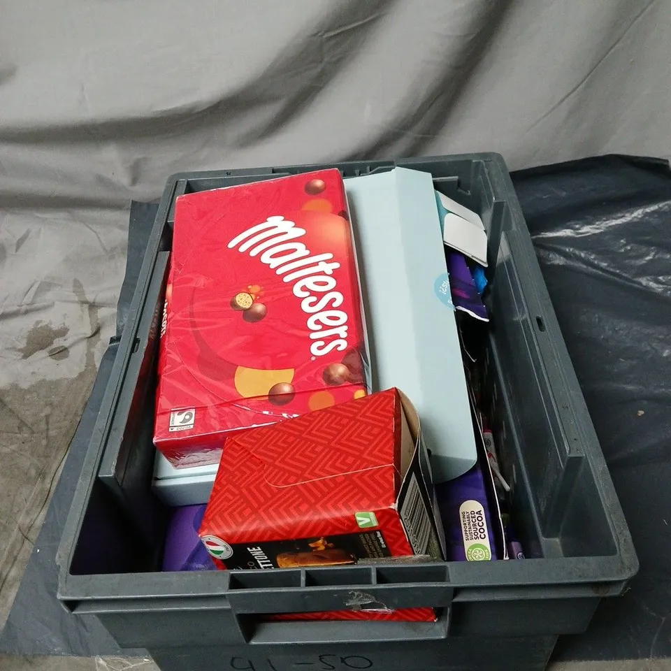 APPROXIMATELY 15 ASSORTED FOOD AND DRINK ITEMS TO INCLUDE BOOMF SELECTION BOX, MALTESERS, MILK TRAY, PANETTONE ETC