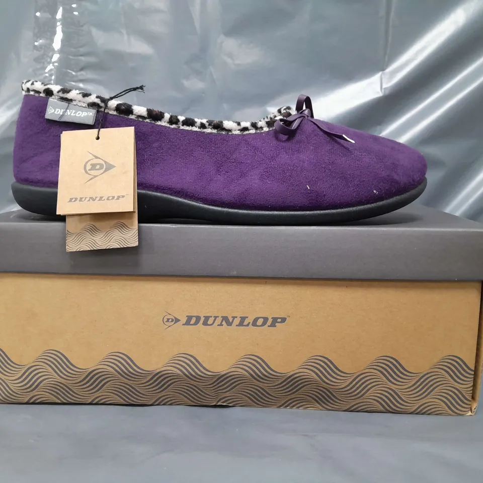 BOXED PAIR OF DUNLOP SLIPPERS IN PURPLE SIZE 7