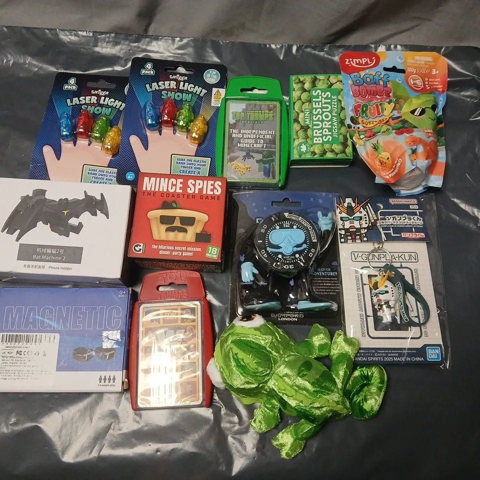 LOT OF 12 ASSORTED TOYS AND GAMES TO INCLUDE TOP TRUMPS, BAT MACHINE PHONE HOLDER AND COASTER GAME