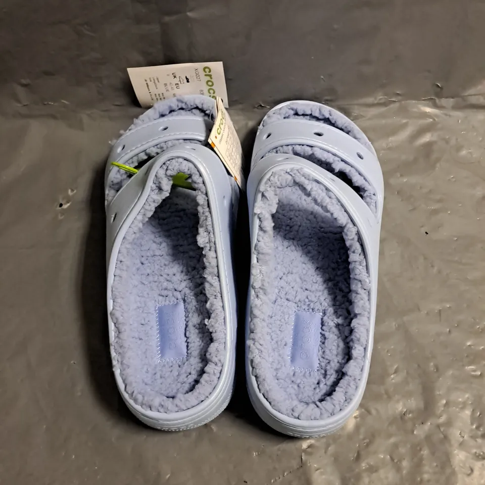 PAIR OF CROCS CLASSIC COZZY SANDAL IN BLUE SIZE UK 9