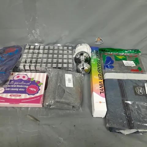 BOX OF ASSORTED HOUSEHOLD ITEMS TO INCLUDE HOT AND COLD PACKS, DOOR KNOBS AND TOILET CLEANING STICKS