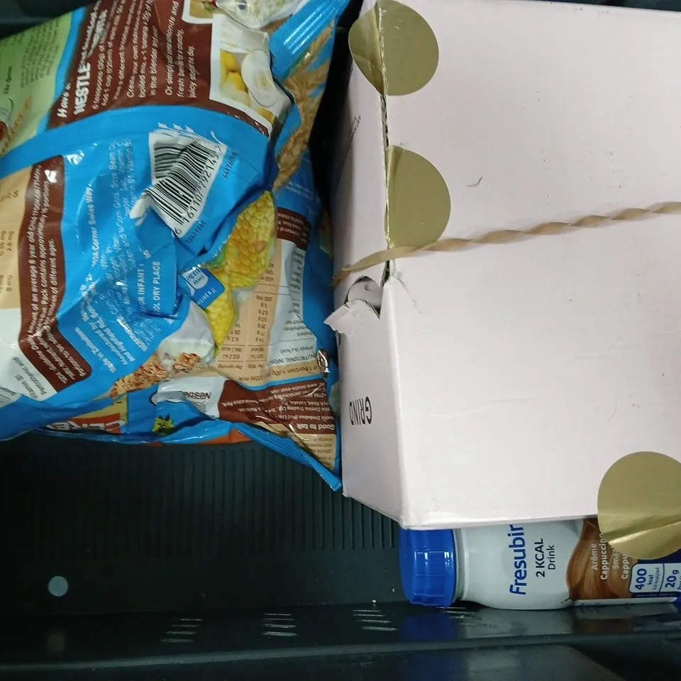 APPROXIMATELY 5 ASSORTED FOOD AND DRINK ITEMS TO INCLUDE FANTA, LIPTON ICE TEA, ETC