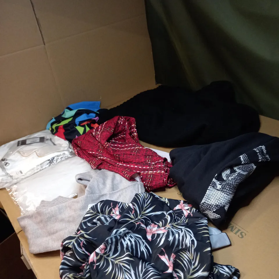 LOT OF APPROX 20 ASSORTED CLOTHING ITEMS TO INCLUDE JUMPERS, JEANS AND T-SHIRTS