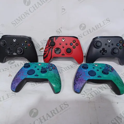 LOT TO CONTAIN 5 X ASSORTED XBOX GAMING CONTROLLERS, BRANDS & COLOURS VARY