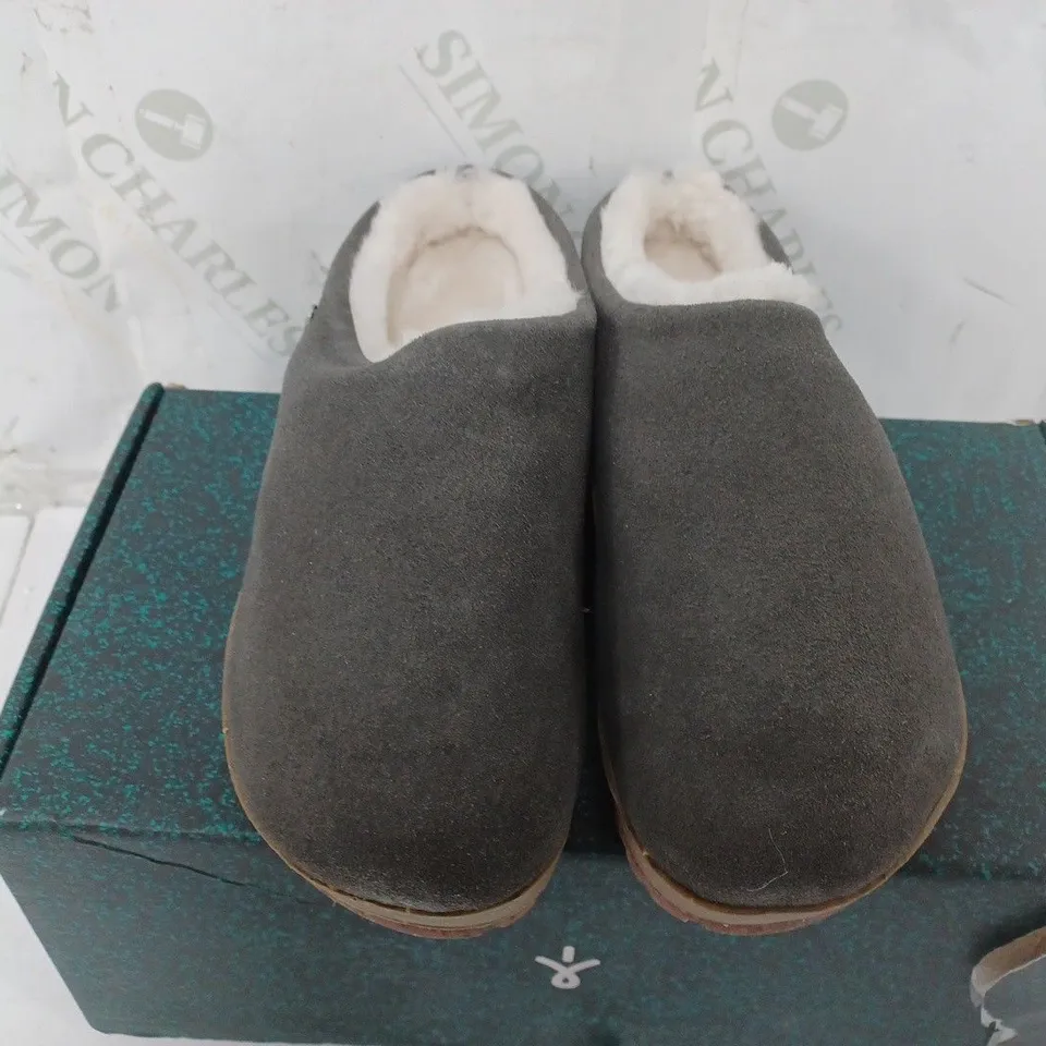 EMU AUSTRALIA CURRA SLIPPERS IN CHARCOAL - W7/M6