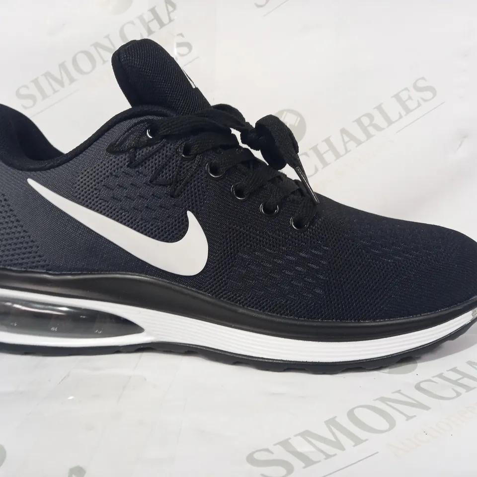 PAIR OF NIKE TRAINERS IN BLACK/GREY EU SIZE 39