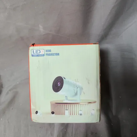 LED LIGHT SOURCE MINI PROJECTOR – BOXED 