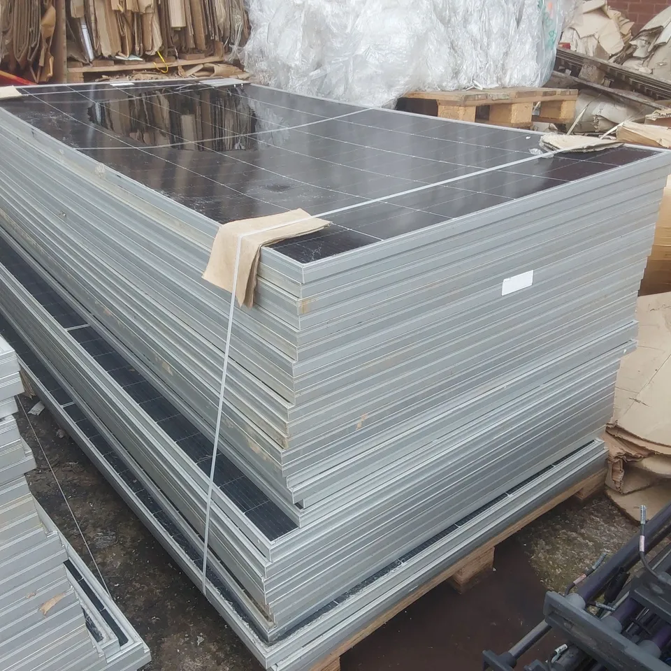 PALLET CONTAINING A LARGE QUANTITY OF SOLAR PANELS