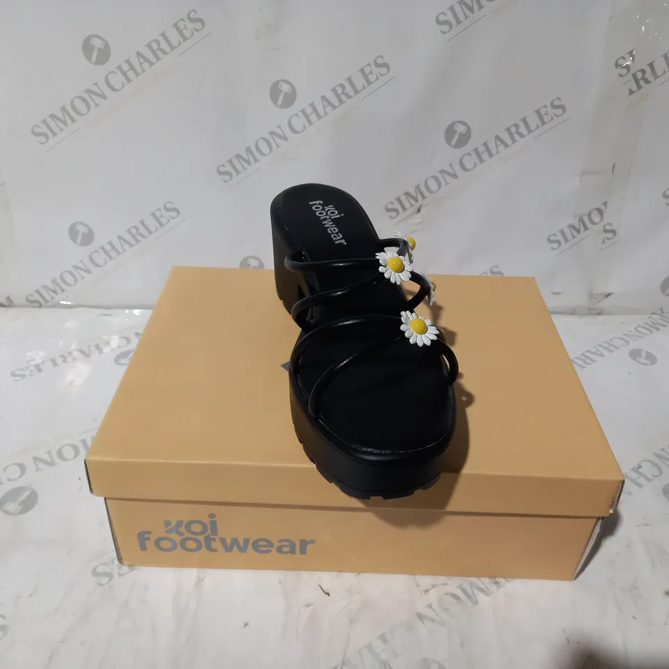 BRAND NEW BOXED PAIR OF KOI VEGAN BLOOMING DAISY OASIS STRAPPY SLIDERS IN BLACK - UK SIZE 7
