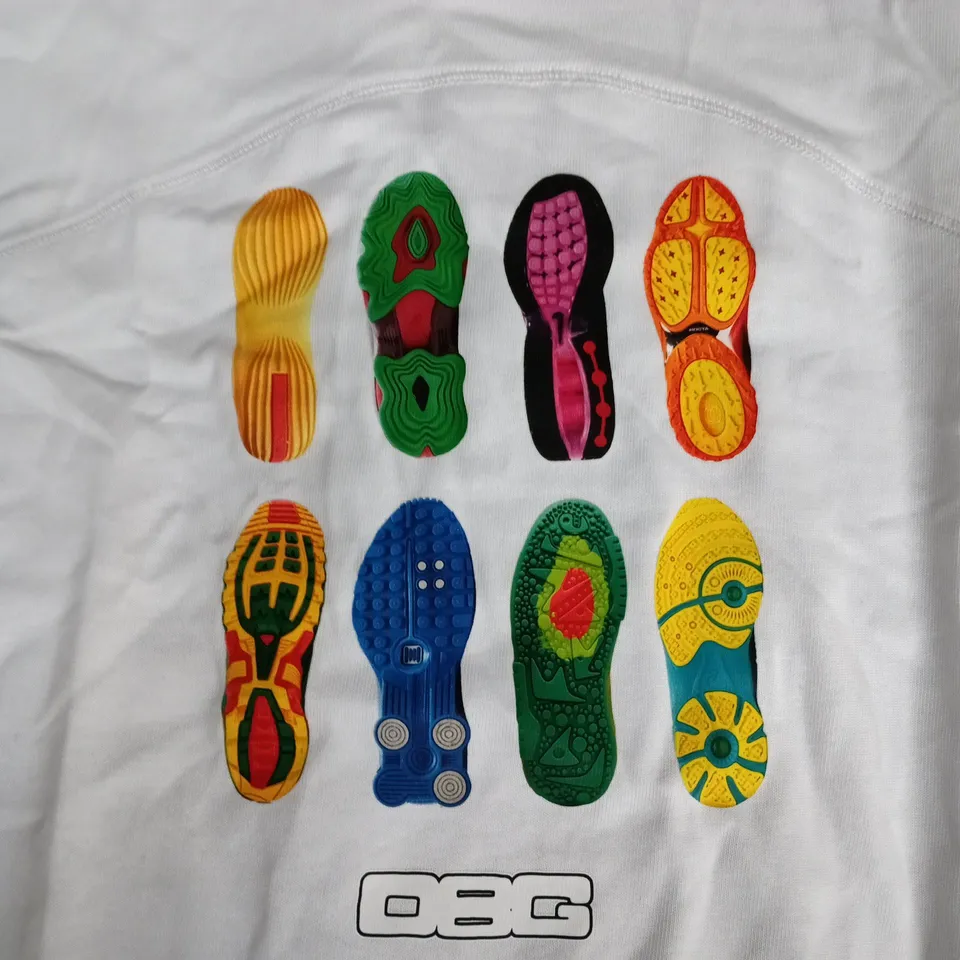 DIRTBAG WHITE T-SHIRT WITH MULTICOLOUR FOOTPRINT PRINT – UK M