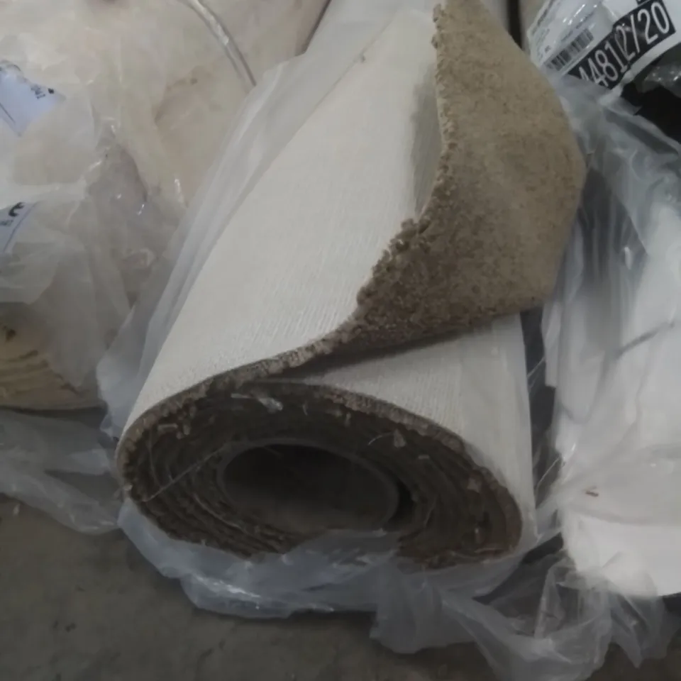 ROLL OF QUALITY EC AURA GOLDILOCKS CARPET // SIZE: APPROXIMATELY 4.4 X 5M