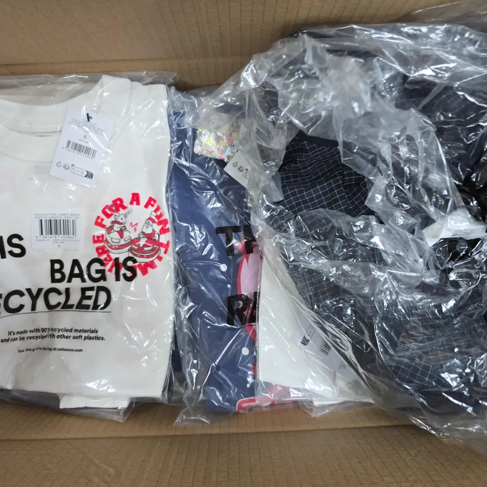 APPROXIMATELY 14 ASSORTED CLOTHING ITEMS IN VARIOUS SIZES, COLOURS & STYLES TO INCLUDE WIDE DENIM JEANS, JONNY SHORT SLEEVE GRAPHIC TEE, LICENSE SAMMY HOODIE, ETC