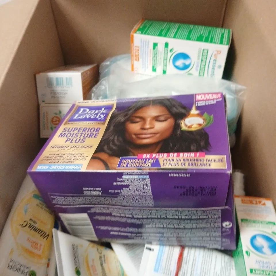 BOX OF APPROXIMATELY 30 ASSORTED COSMETIC ITEMS INCLUDING GARNIER VITAMIN C CREAM , PURESSENTIEL SPRAY AND PURESSENTIAL ROLLER