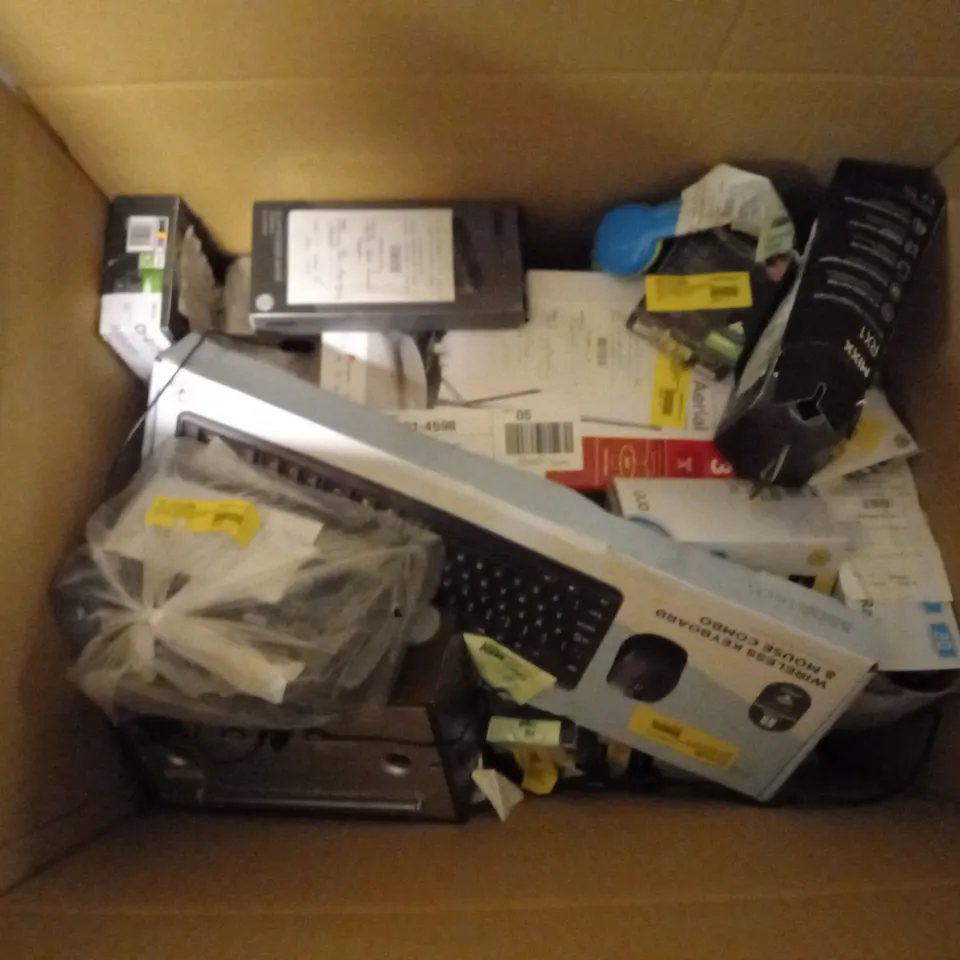 BOX OF APPROX 20 ASSORTED ITEMS TO INCLUDE ONN WIRED HEADPHONES, ONN WIRED KEYBOARD, ASDATECH POWER BANK