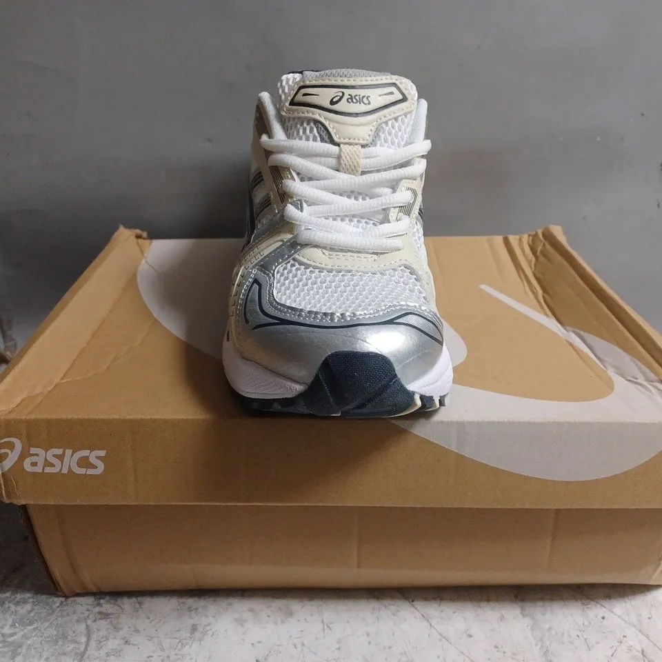 BOXED PAIR OF ASICS TRAINERS IN WHITE/SILVER SIZE UK 8