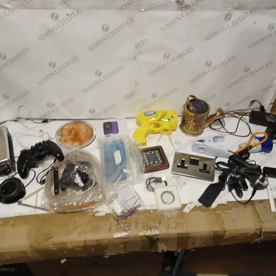 LOT OF APPROXIMATELY 25 HOUSEHOLD GOODS TO INCLUDE WIRED MOUSE, BUBBLE STORM, AND CEILING LIGHT 3 PENDANT ETC. 