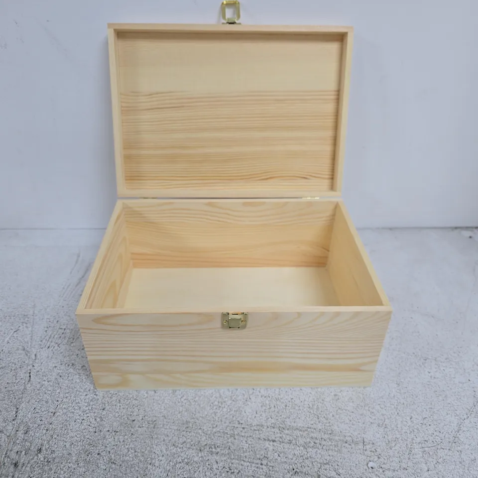 PINE WOODEN STORAGE BOX WITH BRASS LATCH SIZE 31 X 22 X 15CM APPROXIMATELY